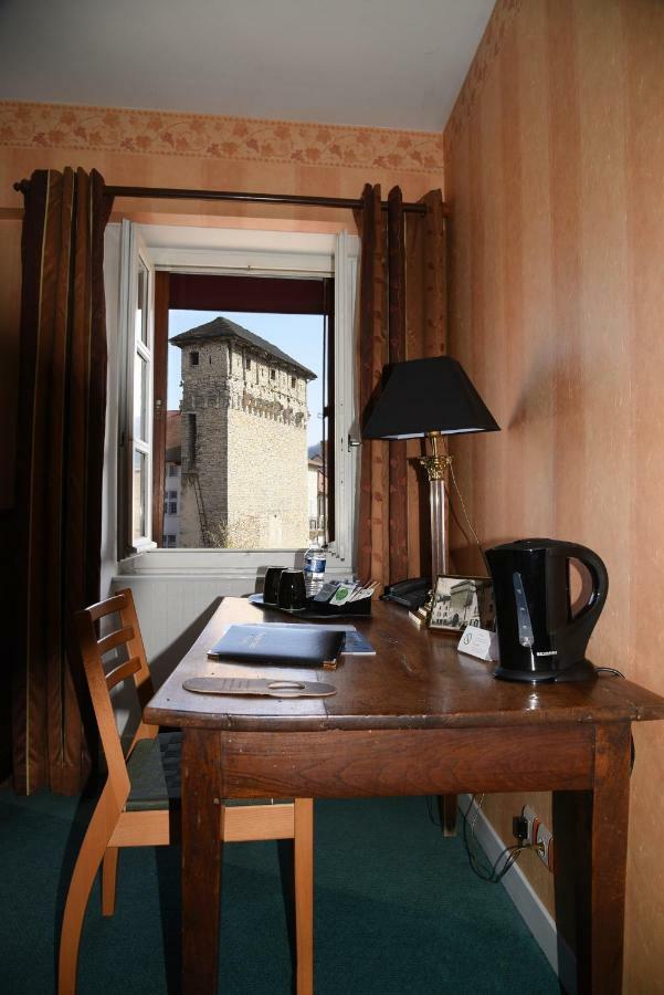 Hotel Le Baron Cremieu Экстерьер фото