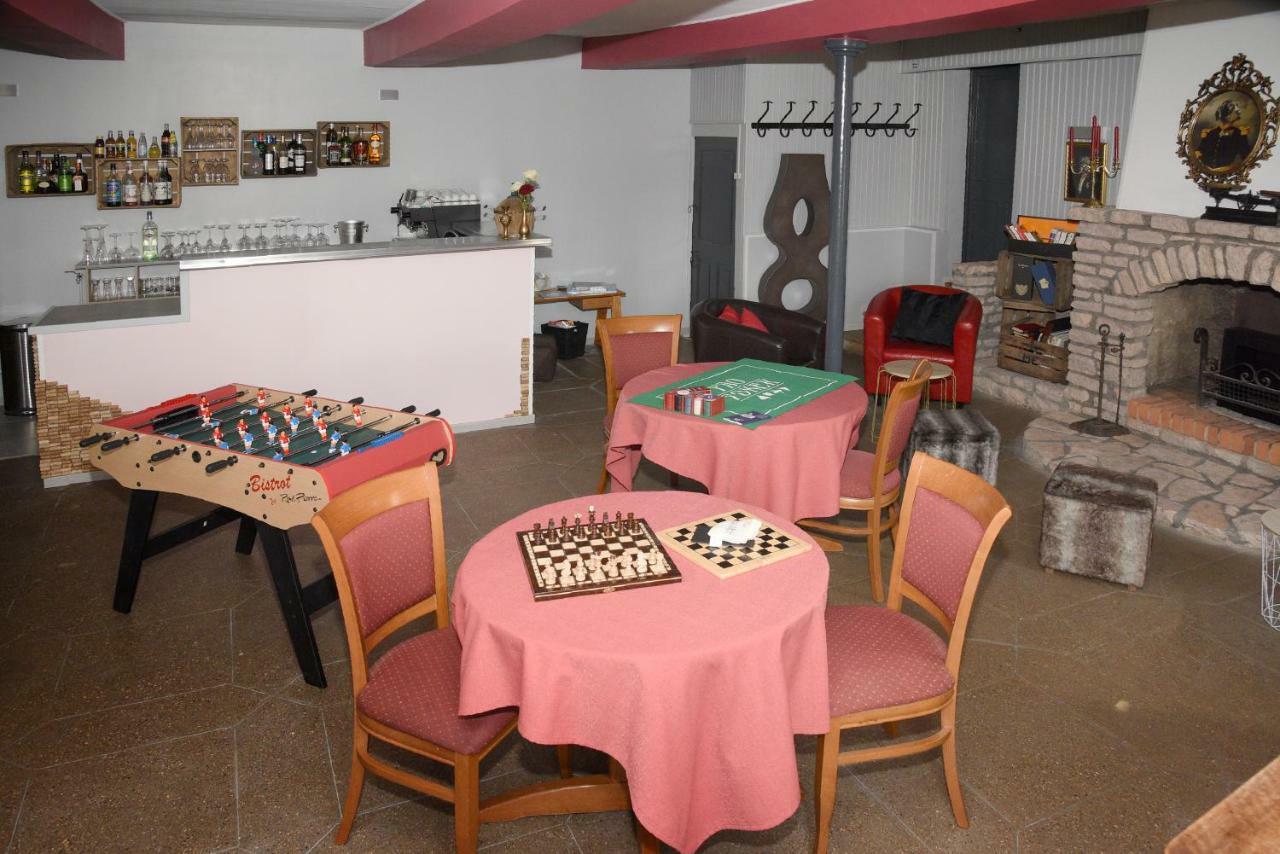 Hotel Le Baron Cremieu Экстерьер фото